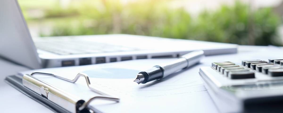 Nowoczesne biuro, na pierwszym planie laptop z wykresem przepływów pieniężnych (cash-flow), obok dokumenty finansowe i kalkulator, czysta estetyka, naturalne światło, styl corporate finance.