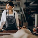 Przedsiębiorczyni w pracowni krawieckiej prowadząca własną działalność gospodarczą