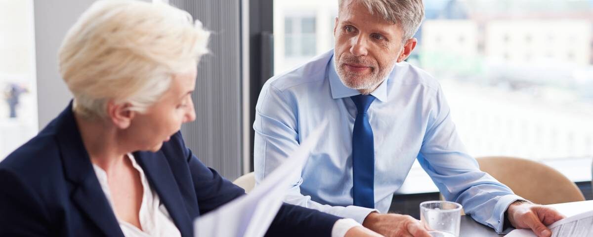 Wspólnicy analizują dokumenty finansowe i strukturę właścicielską spółek