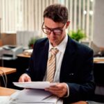 Przedsiębiorca analizuje oficjalny dokument podatkowy przy biurku