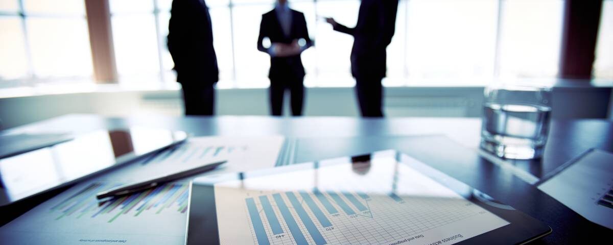 Spotkanie zarządu nad dokumentami finansowymi i ryzykiem podatkowym